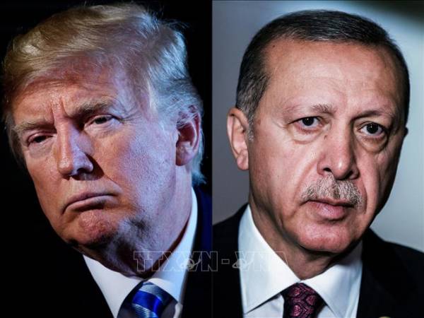 Tổng thống Mỹ Donald Trump (trái) và Tổng thống Thổ Nhĩ Kỳ Recep Tayyip Erdogan.