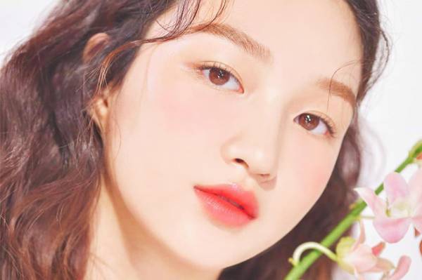 Da mặt của cô gái Việt khô ráp sau khi dùng mỹ phẩm fake