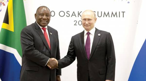 Tổng thống Nga Vladimir Putin (phải) gặp Tổng thống Nam Phi Cyril Ramaphosa bên lề Hội nghị thượng đỉnh G20 tại Nhật Bản hồi tháng 6-2019