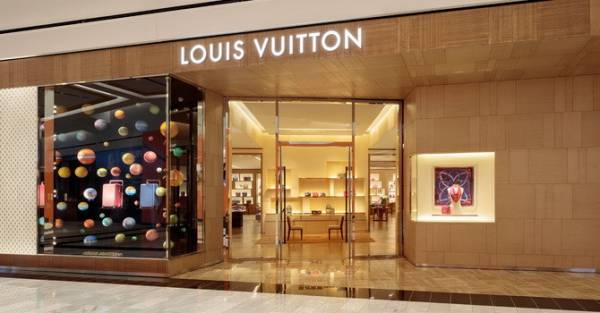 Louis Vuitton đã dọn đường cho việc bành trướng toàn cầu như thế nào?