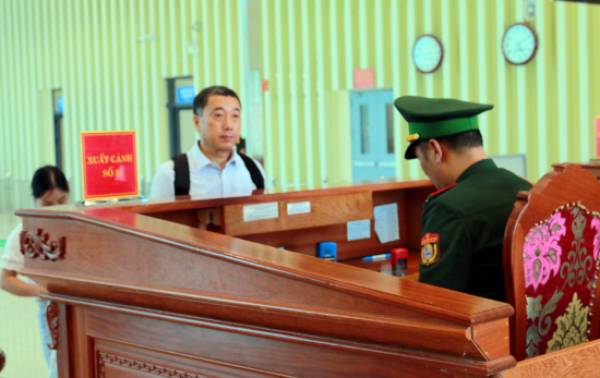 Cán bộ Trạm Biên phòng cửa khẩu quốc tế Hữu Nghị làm thủ tục cho hành khách xuất nhập cảnh. Ảnh: Lê Đồng
