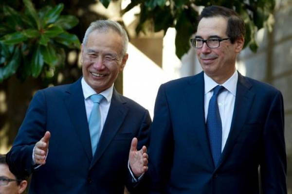 Phó Thủ tướng Trung Quốc Lưu Hạc (trái) gặp Bộ trưởng Tài chính Mỹ Steven Mnuchin hồi tuần rồi để đàm phán nhằm sớm chấm dứt thương chiến Mỹ - Trung Ảnh: AP