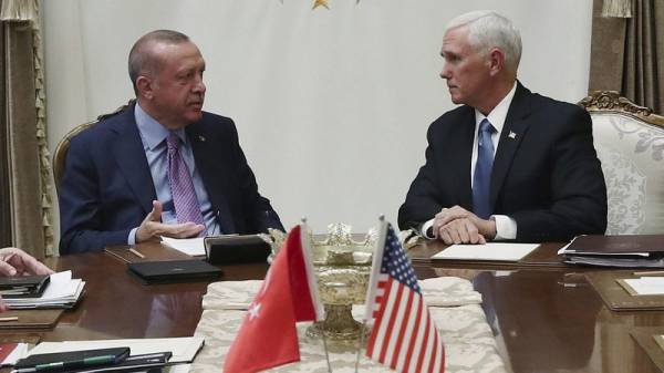 Tổng thống Thổ Nhĩ Kỳ Erdogan (trái) và Phó Tổng thống Mỹ Mike Pence. Ảnh: Times of Israel.