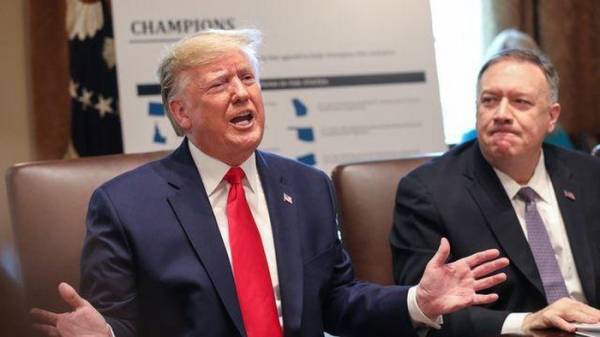 Tổng thống Mỹ Donald Trump và Ngoại trưởng Mike Pompeo (Ảnh: Reuters)