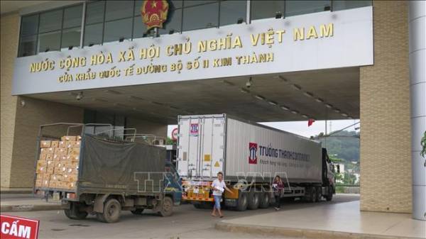 Xe chở thanh long thông quan qua cửa khẩu đường bộ Kim Thành (Lào Cai) sáng 24/10.