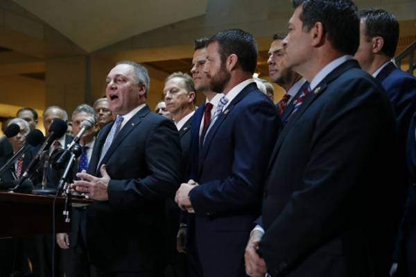 Hạ nghị sĩ đảng Cộng hòa Whip Steve Scalise phát biểu tại cuộc họp báo sau khi Phó Trợ lý Bộ trưởng Quốc phòng Laura Cooper đến cuộc họp kín để làm chứng trong cuộc điều tra luận tội của Hạ