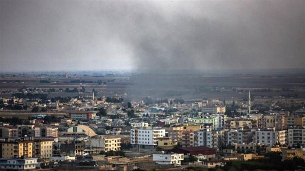 Khói bốc lên từ thị trấn Ras al-Ain của Syria. Ảnh: CNN