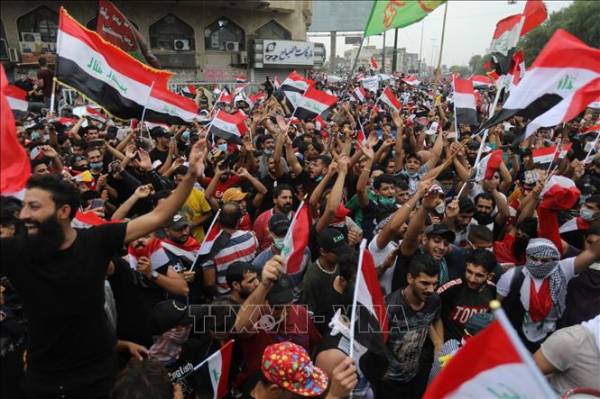 Người biểu tình tập trung tại quảng trường Tahrir ở Baghdad, Iraq, ngày 25/10/2019. Ảnh: THX/ TTXVN