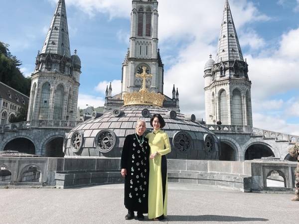 Lưu Huyền Trang và bà trong chuyến du lịch Châu Âu.