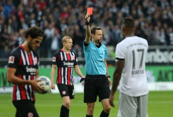 Thẻ đỏ của Boateng khiến Bayern sụp đổ.