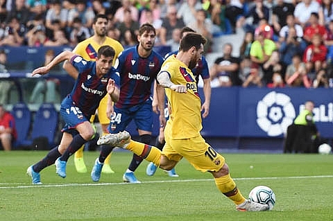 Bất ngờ thất bại trước Levante, Barcelona mất ngôi đầu