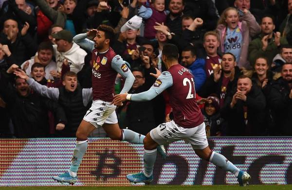 Trezeguet giúp Aston Villa bất ngờ vươn lên dẫn trước, đây cũng là bàn thắng đầu tiên của anh trong màu áo câu lạc bộ. Ảnh: PA