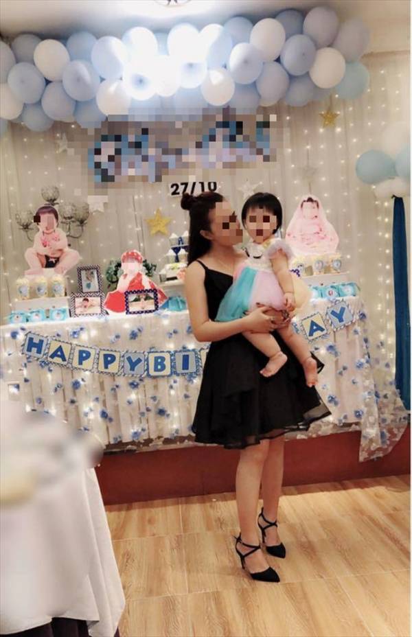 Hai mẹ con trong câu chuyện.