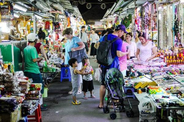 Chợ đêm Nha Trang chủ yếu bán các sản phẩm đồ chơi, quần áo - chưa tạo được dấu ấn đặc biệt để thu hút du khách quay lại. Ảnh:M.T