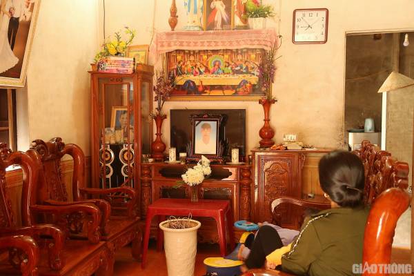 Bà Nguyễn Thị Huân - mẹ anh Nguyễn Đình Lượng thẫn thờ bên di ảnh con trai