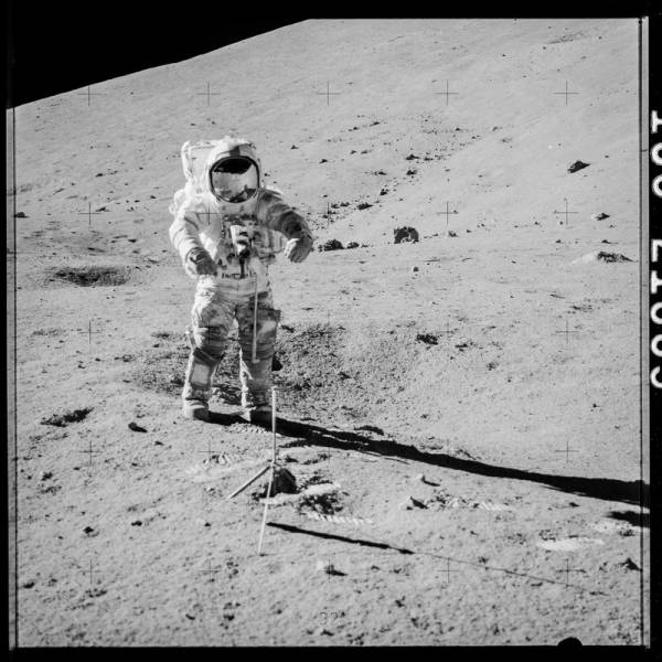 Phi hành gia Gene Cernan của tàu Apollo 17 đang chuẩn bị lấy các mẫu vật trên Mặt Trăng vào năm 1972. Ảnh: NASA