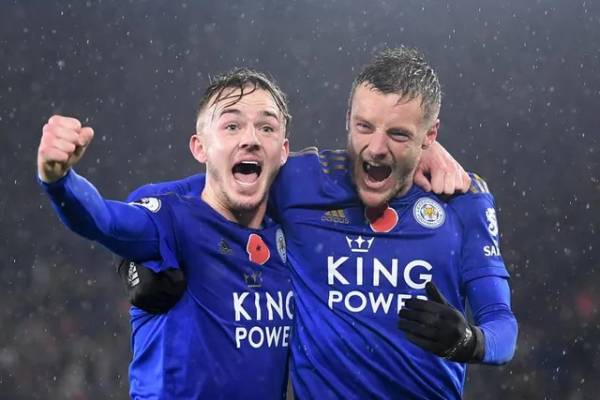 Vardy (phải) có bàn thắng thứ 11 ở mùa giải năm nay, anh tiếp tục dẫn đầu danh sách đua tranh Chiếc giàu vàng