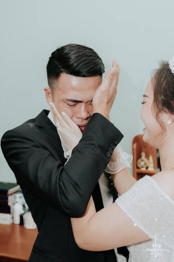 Chú rể khóc hết nước mắt.