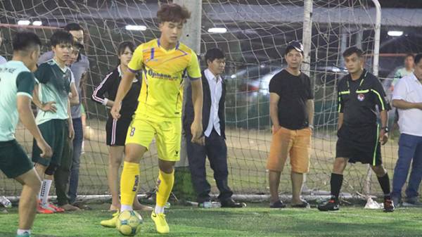 “Hot boy“ U22 Việt Nam Danh Trung phô diễn phẩm chất trên sân đấu. Ảnh: HT