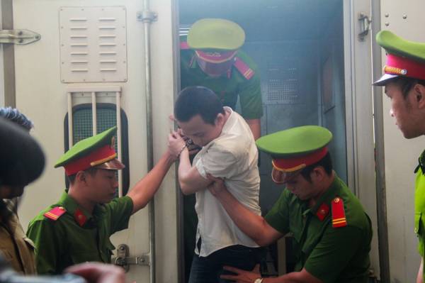 Trần Trọng luận được áp giải tới toà.