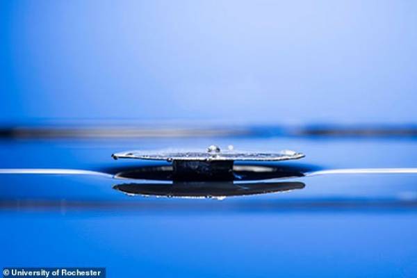 Miếng kim loại nổi lên trên mặt nước sau khi được xử lý bằng công nghệ cao. (Ảnh: Daily Mail).