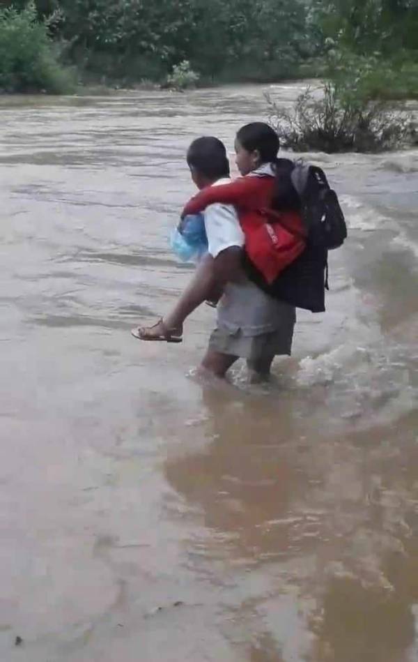 Xót lòng cảnh cha cõng con vượt dòng lũ xiết đến trường