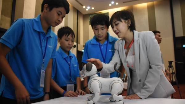 Chú chó robot Aibo cuốn hút học sinh Đà Nẵng.