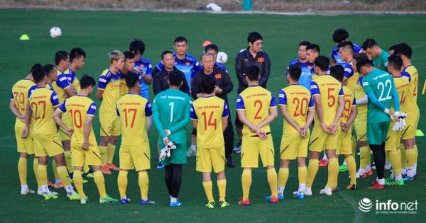 Thầy trò HLV Park trong buổi tập luyện chiều ngày 17/11. Ảnh: Infonet