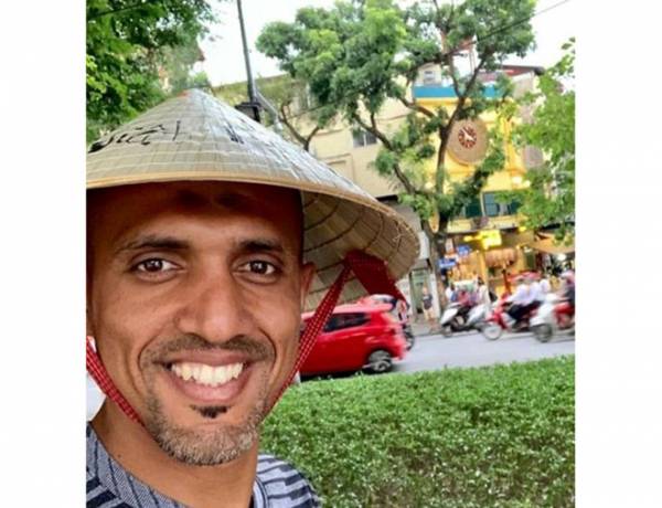 Trọng tài Ahmed Al-Kaf đăng hình đội nón lá khi đến Hà Nội