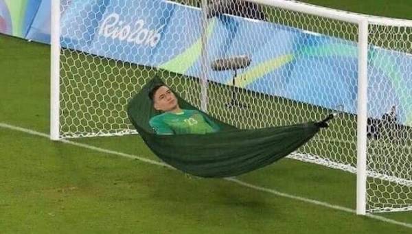 Ảnh chế Đặng Văn Lâm mắc võng nằm thong dong vì khá nhàn rỗi trong hiệp 1, ngoại trừ một quả penalty phải bắt ở phút 28.  