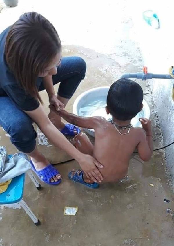 Hàng ngày cô Phương vẫn chăm sóc nhiều học sinh như chăm sóc con cái mình (ảnh do nhân vật cung cấp).