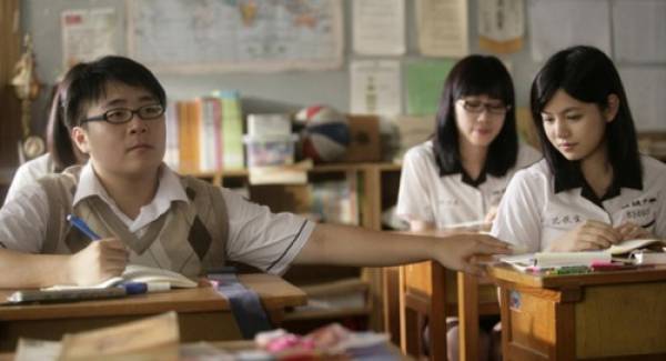 Đoàn kết mà thầy cô nhắc tới chính là hành động trao đổi, nhắc bài nhau giờ kiểm tra của các cô cậu học trò (Ảnh minh họa).