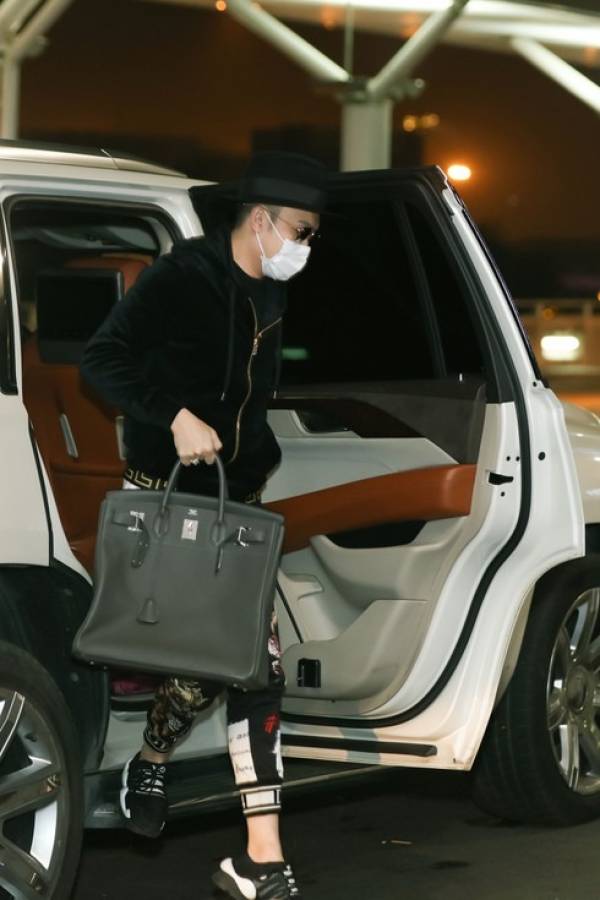 Dương Triệu Vũ xuất hiện cực kỳ sang chảnh tại sân bay