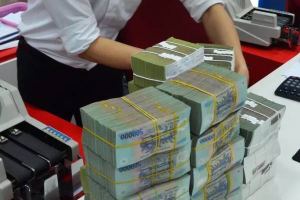 Càng về cuối năm, các ngân hàng càng ráo riết thu hồi nợ xấu. Ảnh: TẤN THẠNH