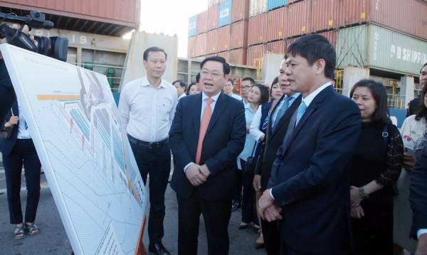 Bên lề diễn đàn, Phó Thủ tướng Vương Đình Huệ đã thăm và làm việc với Cảng Đà Nẵng. Ảnh: VĂN THUẤN