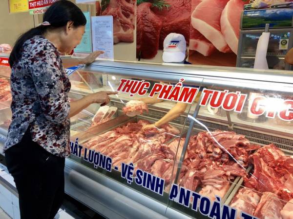 Đến siêu thị để mua thịt heo an toàn, nhưng các bà nội trợ còn đau đầu vì giá thịt tăng cao.