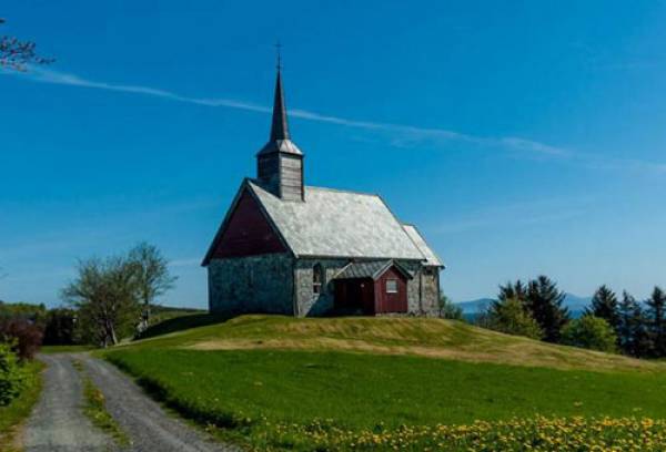 Nhà thờ gần vị trí phát hiện mộ thuyền trên đảo Edoy. (Ảnh: Ancient Origins).