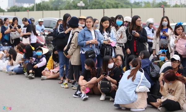 Khán giả xếp hàng từ sớm để vào xem thần tượng. Ảnh: Phương Lâm.