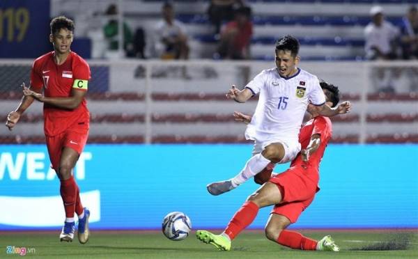 U22 Lào (áo trắng) thoát thua trước U22 Singapore trong trận ra quân SEA Games 30. Ảnh: Quang Thịnh.