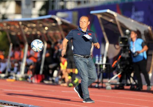 HLV Park Hang-seo biết cách truyền cảm hứng cho các cầu thủ trẻ Ảnh: QUANG LIÊM