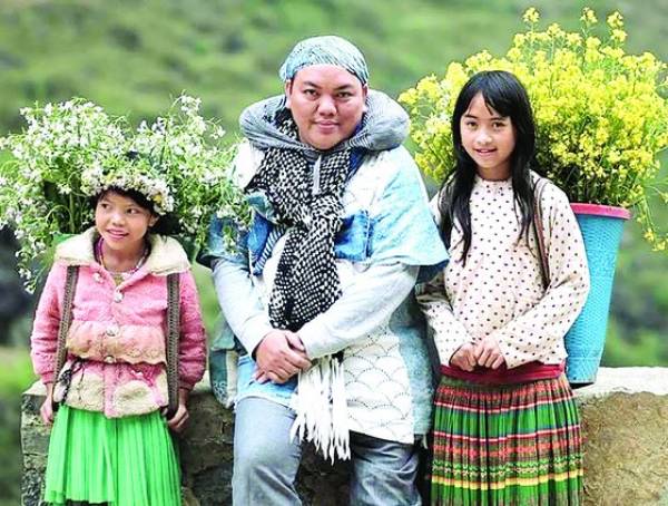 Họa sĩ Hà Hùng Dũng và trẻ em dân tộc thiểu số ở Tây Bắc