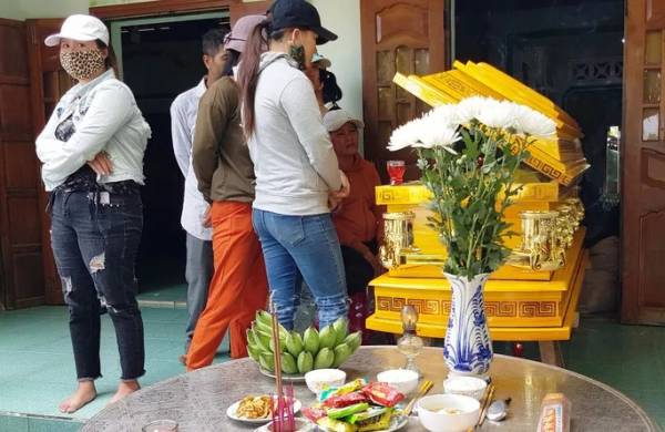 Gia đình ông Huỳnh Xuân Bằng tổ chức lễ tang cho cháu Huỳnh Đức Nam Đồng. Cha mẹ và em của cháu đang được các bác sĩ tích cực cứu chữa