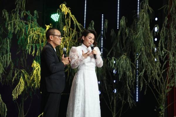 Phi Nhung khóc khi chia sẻ về tuổi thơ thiếu thốn.