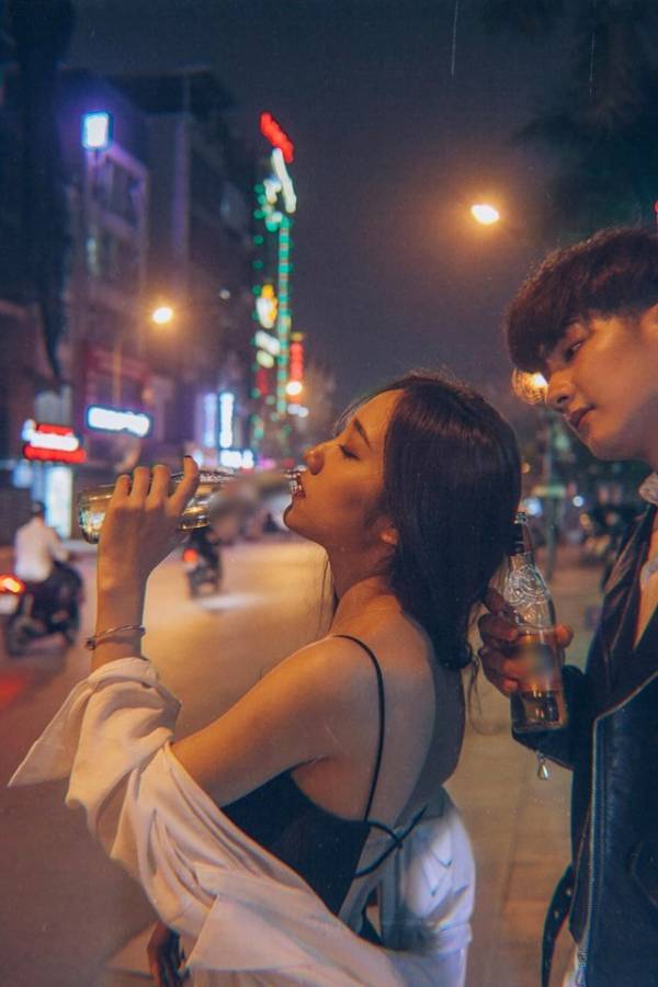 không ít cô gái có sở thích đặc biệt là chỉ thích uồng bia còn trà sữa thì ghét vô cùng (Ảnh minh họa: Pinterest)