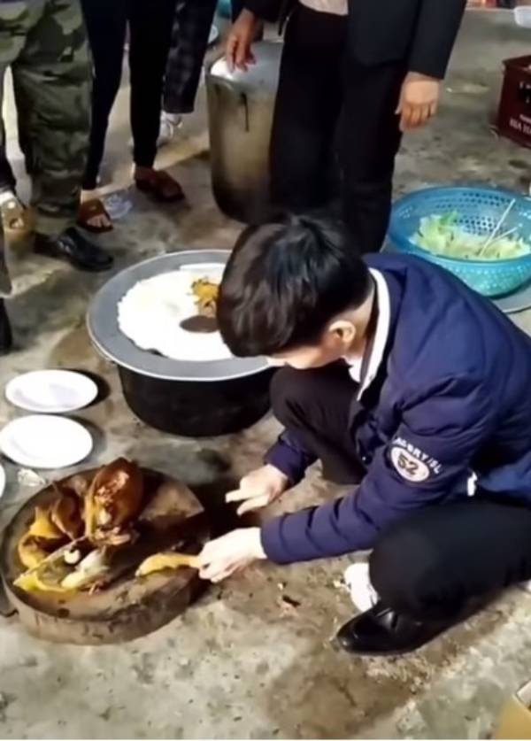 Chàng rể mới lần đầu trổ tài chặt thịt gà nhà bố mẹ vợ. (Ảnh cắt từ clip)