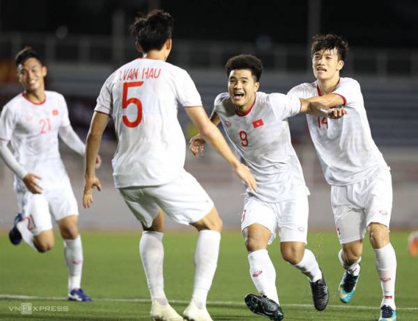 Hà Đức Chinh chia vui cùng Đoàn Văn Hậu sau khi ghi bàn, giúp Việt Nam thắng Singapore 1-0 trên sân Rizal Memorial tối 3/12. Ảnh: Đức Đồng