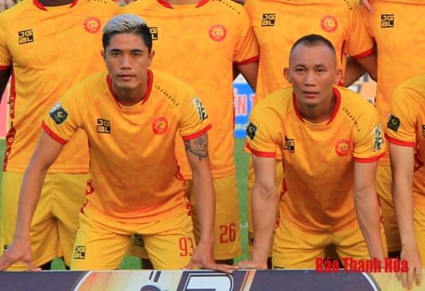 Bùi Văn Long (trái) và Nguyễn Thế Dương (phải) cùng chia tay CLB Thanh Hóa