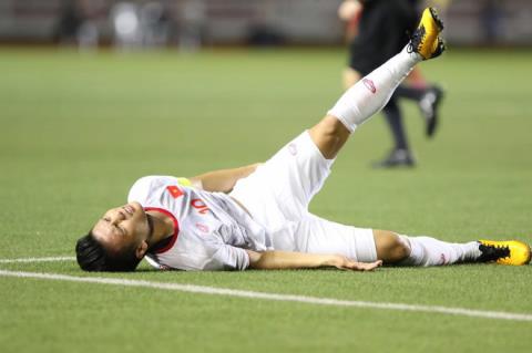 Quang Hải gặp chấn thương trong trận đấu với U22 Singapore.