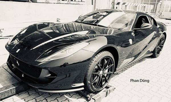 Ferrari 812 Superfast mang màu sơn đen mới này được một đại gia tại Hải Phòng đưa về từ một công ty nhập khẩu tư nhân tại Hà Nội.