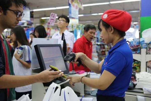 Thanh toán không dùng tiền mặt ngày càng nhiều trong kênh bán lẻ hiện đại Ảnh: HOÀNG TRIỀU